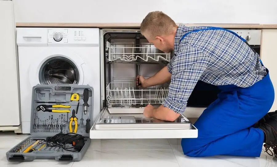 Dilovası Liebherr servisi teknisyen ekibi beyaz eşya tamiri yaparken